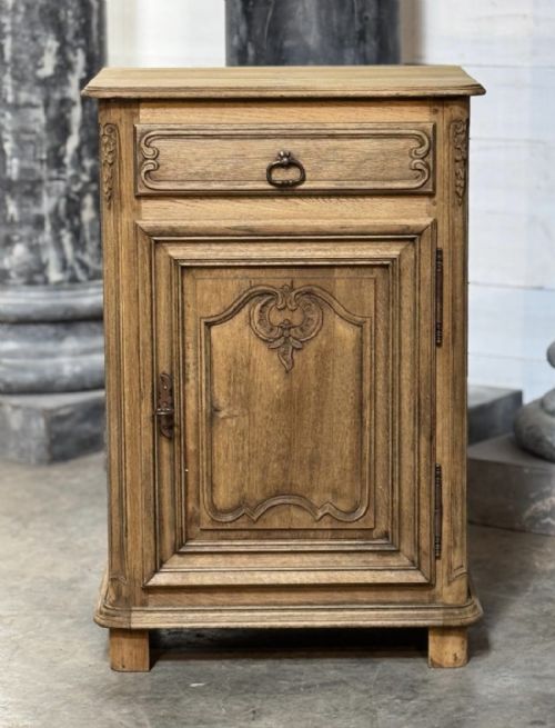 QUALITY FRENCH BLEACHED OAK CUPBOARD - ADDITIONAL PHOTO 1