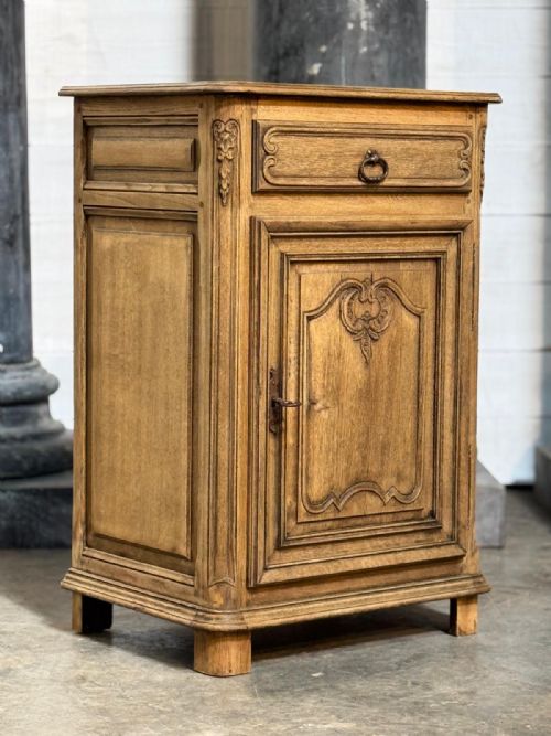 QUALITY FRENCH BLEACHED OAK CUPBOARD - ADDITIONAL PHOTO 2