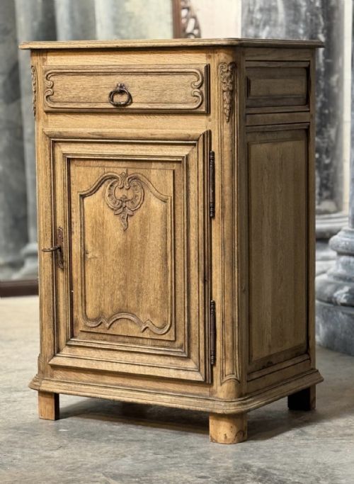 QUALITY FRENCH BLEACHED OAK CUPBOARD - ADDITIONAL PHOTO 4