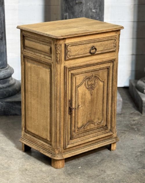 QUALITY FRENCH BLEACHED OAK CUPBOARD - ADDITIONAL PHOTO 5
