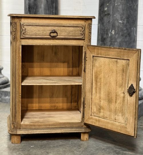 QUALITY FRENCH BLEACHED OAK CUPBOARD - ADDITIONAL PHOTO 7
