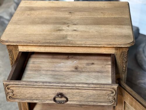 QUALITY FRENCH BLEACHED OAK CUPBOARD - ADDITIONAL PHOTO 9