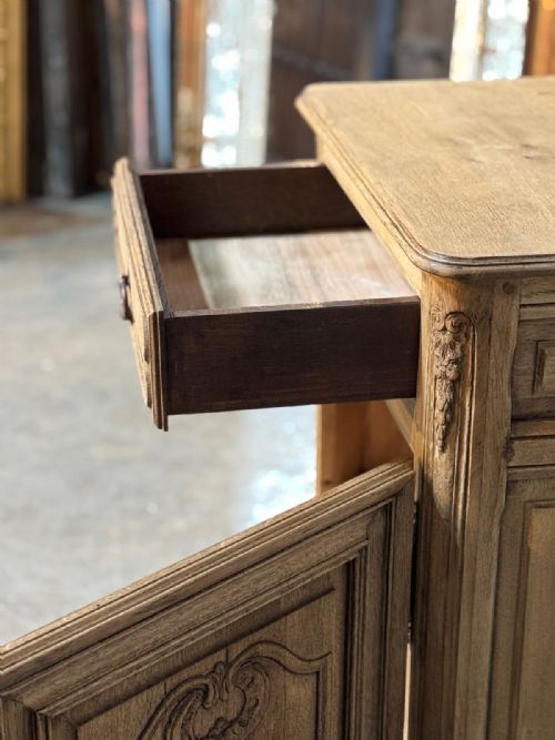 QUALITY FRENCH BLEACHED OAK CUPBOARD - ADDITIONAL PHOTO 11