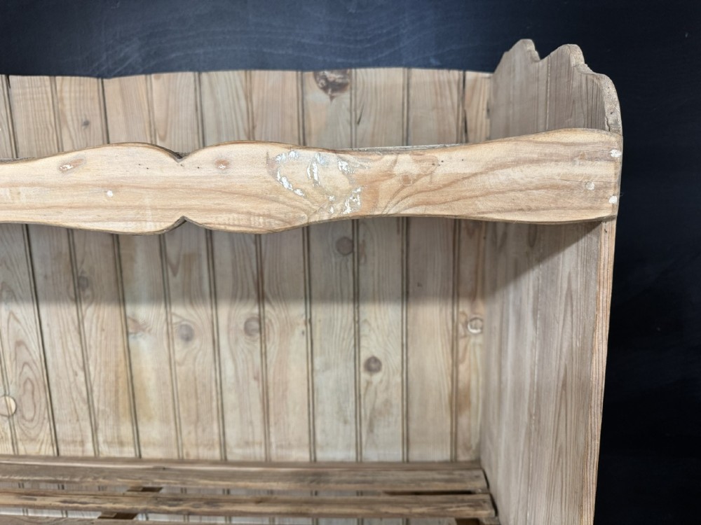 A large 19th-century French pine bakers rack featuring four slatted timber shelves and scalloped front aprons. View VIII