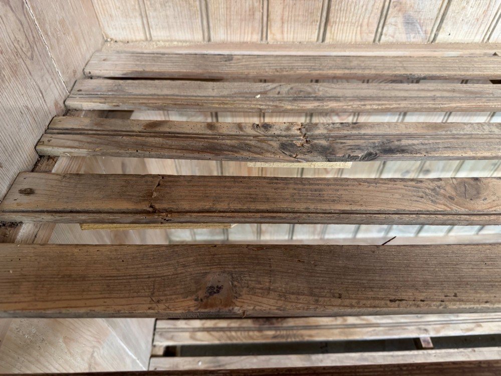 A large 19th-century French pine bakers rack featuring four slatted timber shelves and scalloped front aprons. View XIII