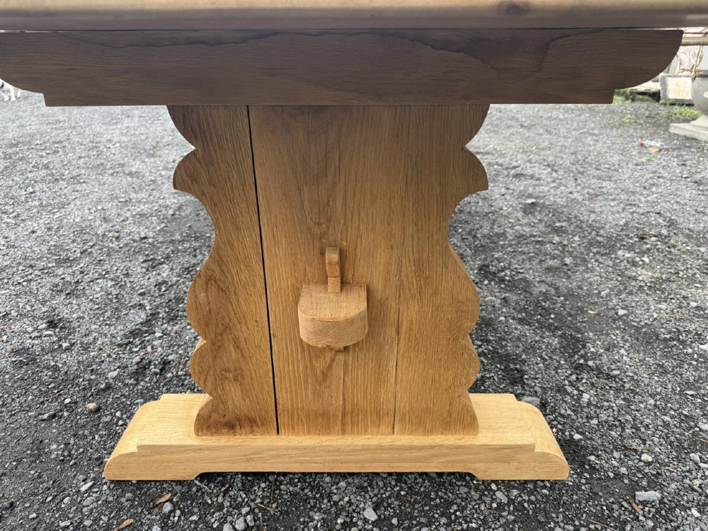A three-metre-long natural oak trestle dining table featuring a solid plank top and a pegged central stretcher base. View IV