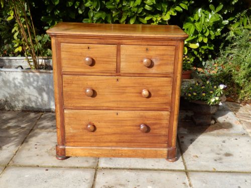 Victorian Chest of Drawers in Light Mahogany