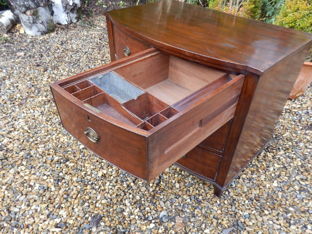 Georgian chest of drawers. 