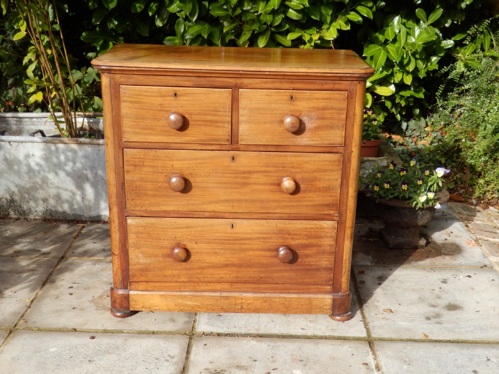 Victorian chest of drawers in light mahogany
