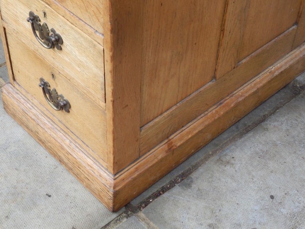 Oak pedestal desk in 3 sections View V