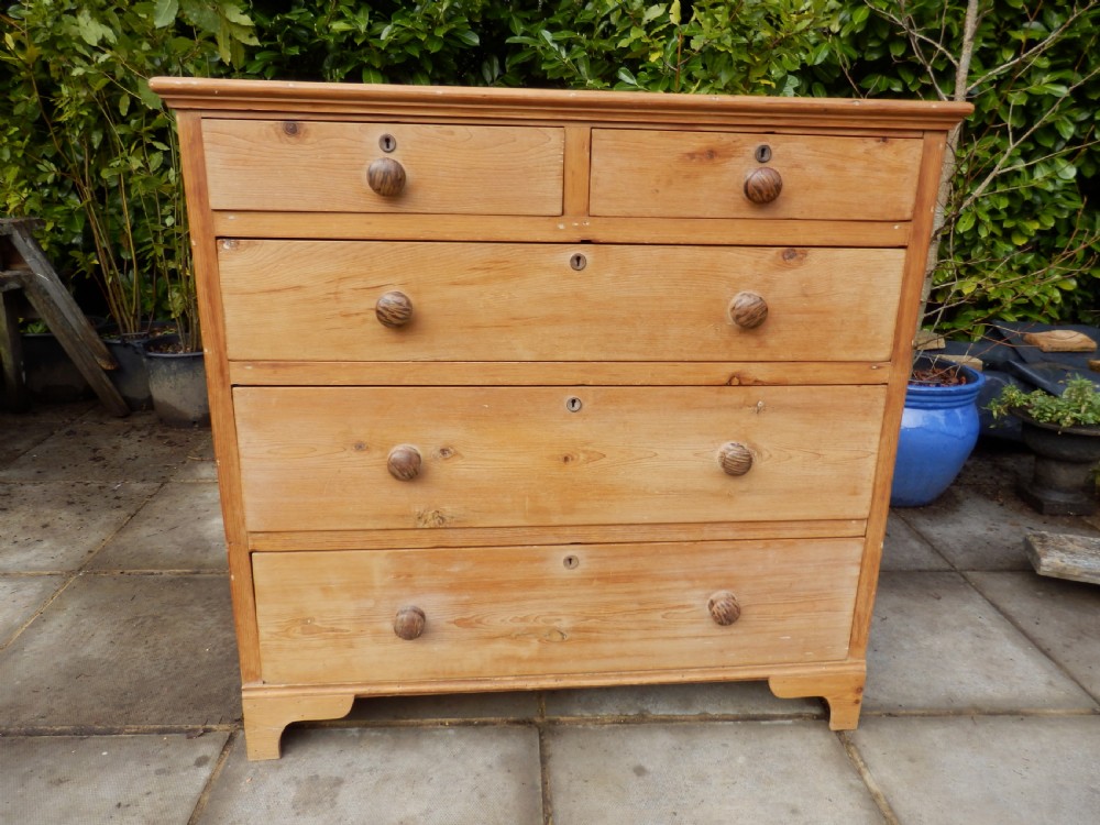 Pine chest of drawers