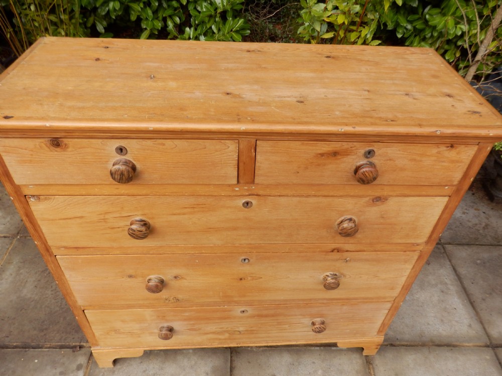 Pine chest of drawers View II