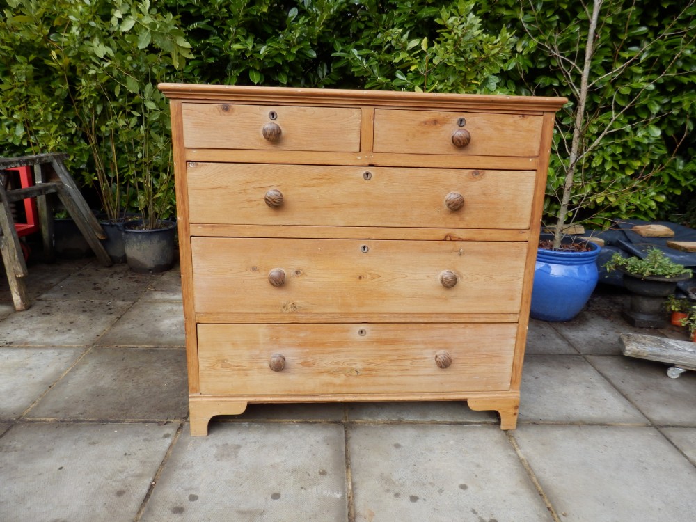 Pine chest of drawers View III