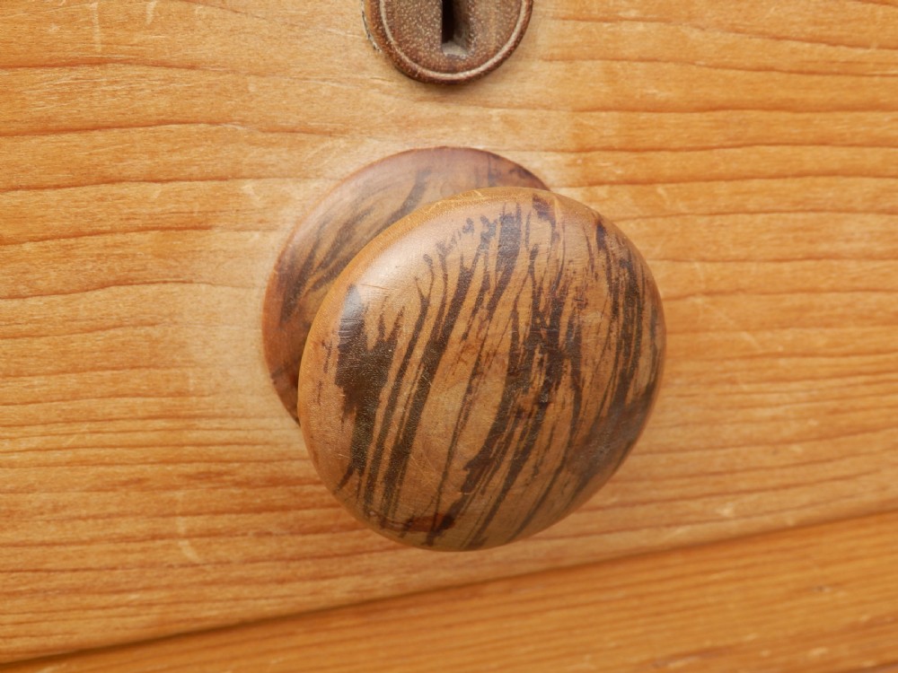 Pine chest of drawers View IV