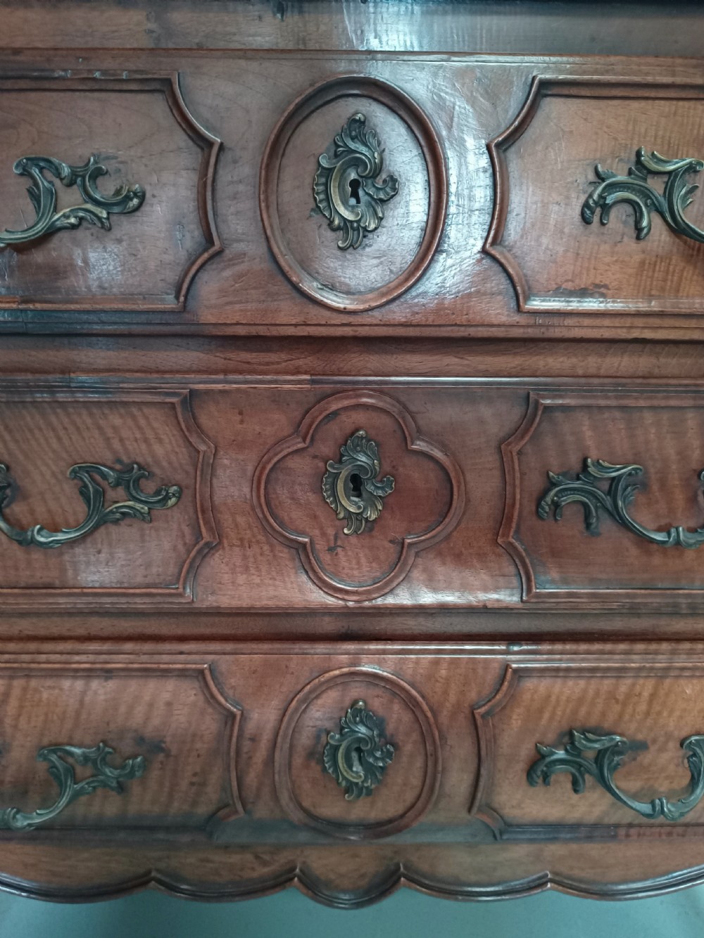 Early Antique Italian Walnut Commode C1720 View V