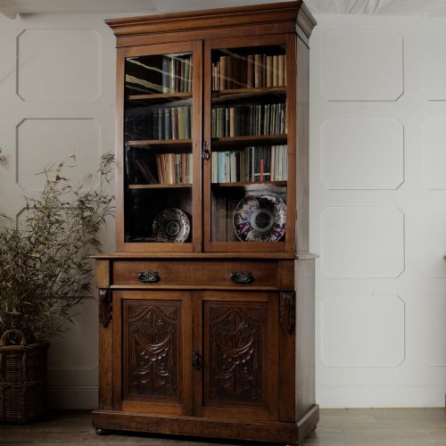 MIDVICTORIAN MAHOGANY GLAZED BOOKCASE ABOVE CUPBOARD