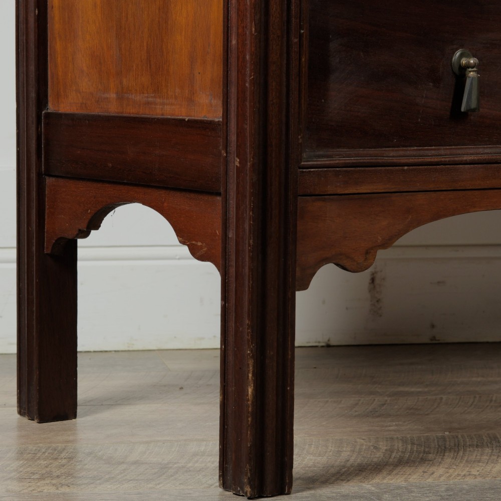 An Edwardian mahogany chest featuring three graduated drawers with drop handles, fluted side pilasters, and a low upstand. View VI