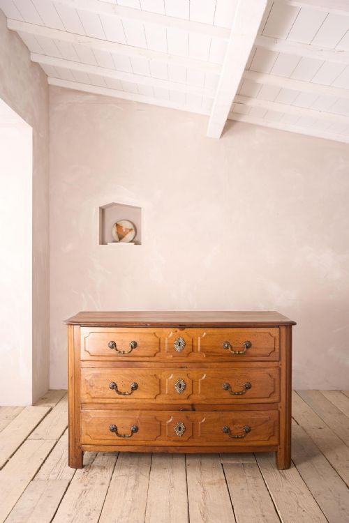 18th Century Bow Fronted Walnut Chest of Drawers