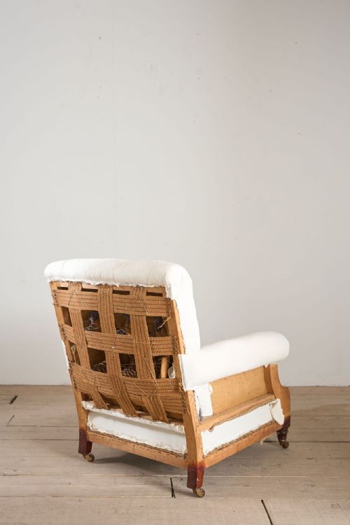 LARGE PROPORTIONED 19TH CENTURY BUTTONED BACK ARMCHAIR BY HAMPTONS AND SONS - ADDITIONAL PHOTO 4