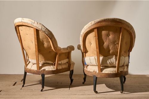 PAIR OF NAPOLEON III HIGH BUTTONED CURVED BACK ARMCHAIRS - ADDITIONAL PHOTO 4