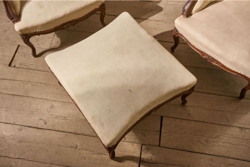 PAIR OF 19TH CENTURY BUTTONED BACK ARMCHAIRS WITH MATCHING STOOL - ADDITIONAL PHOTO 3