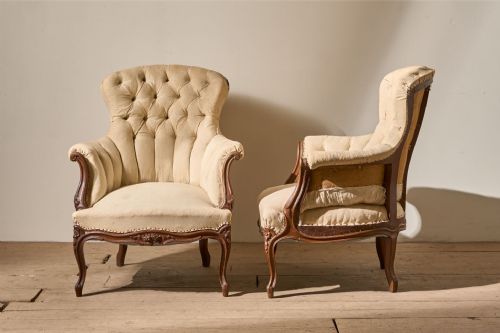 PAIR OF 19TH CENTURY BUTTONED BACK ARMCHAIRS WITH MATCHING STOOL - ADDITIONAL PHOTO 4