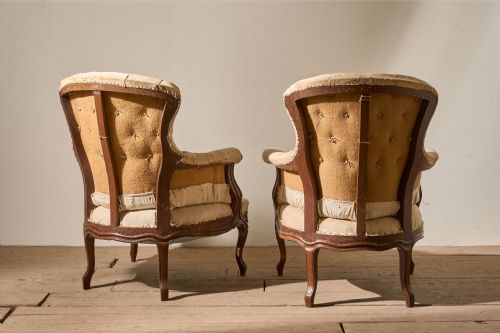 PAIR OF 19TH CENTURY BUTTONED BACK ARMCHAIRS WITH MATCHING STOOL - ADDITIONAL PHOTO 5