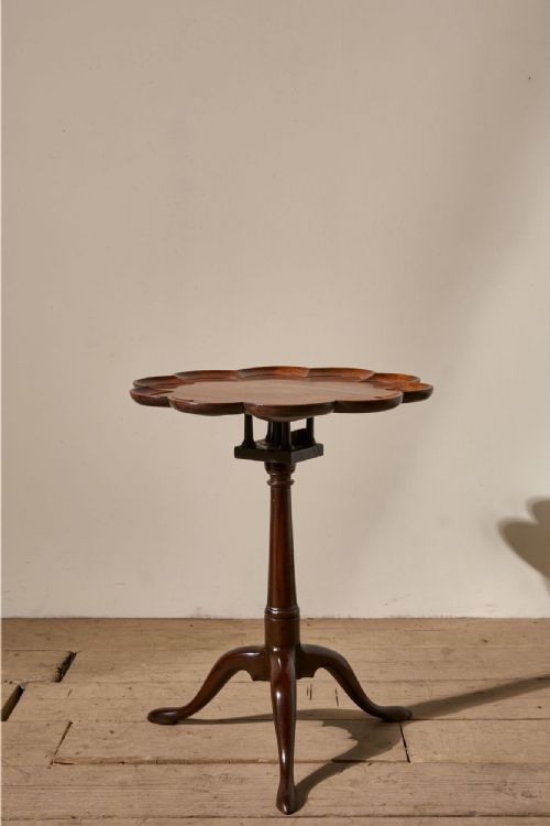 ENGLISH GEORGIAN SCALLOPED EDGE MAHOGANY TILT TOP TABLE - ADDITIONAL PHOTO 1