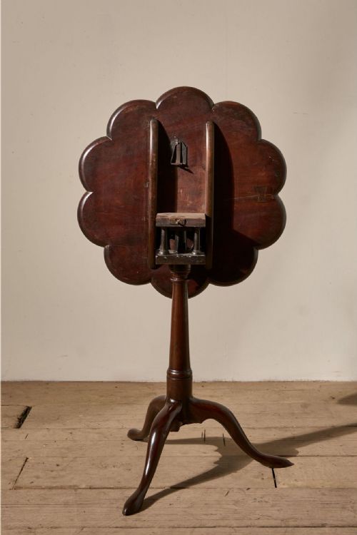 ENGLISH GEORGIAN SCALLOPED EDGE MAHOGANY TILT TOP TABLE - ADDITIONAL PHOTO 5