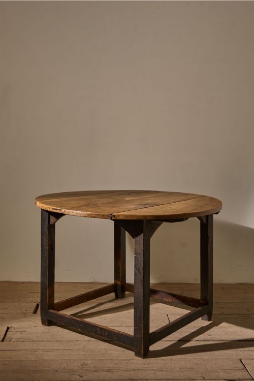 19TH CENTURY SPANISH WALNUT CIRCULAR CENTRE TABLE