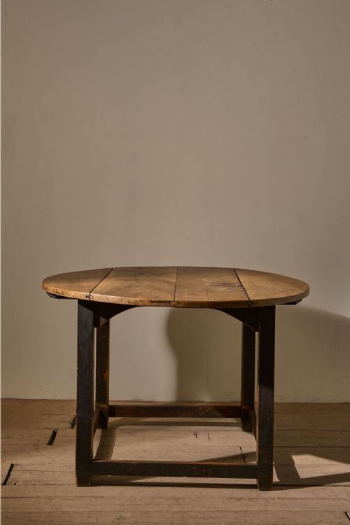 19TH CENTURY SPANISH WALNUT CIRCULAR CENTRE TABLE - ADDITIONAL PHOTO 7