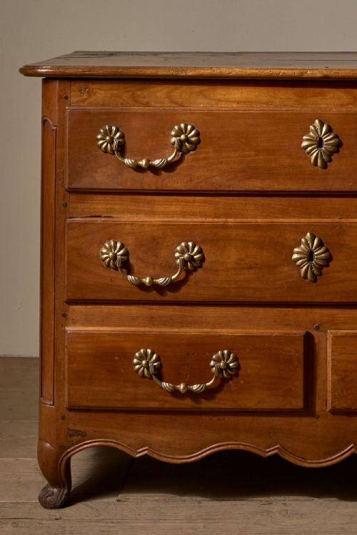 18TH CENTURY WALNUT CHEST OF DRAWERS - ADDITIONAL PHOTO 1