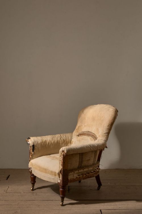 19TH CENTURY ENGLISH COUNTRY HOUSE DEEP SEATED SPOON BACK ARMCHAIR