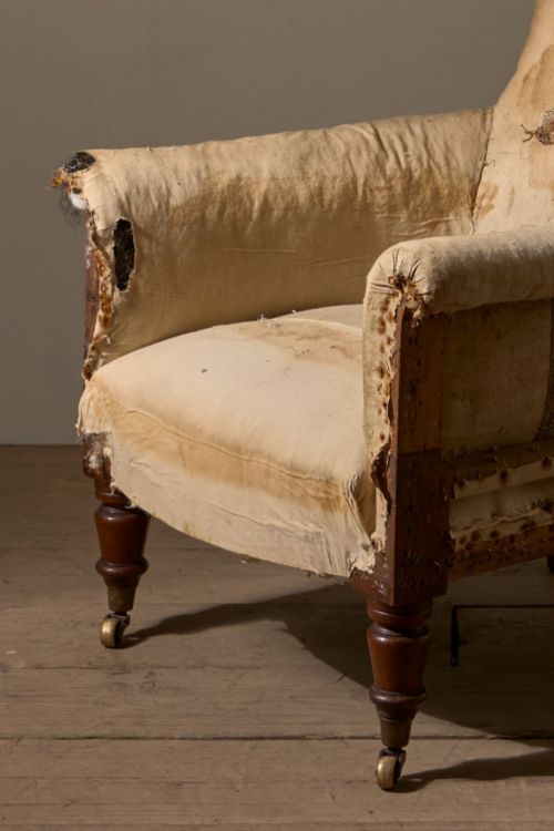 19TH CENTURY ENGLISH COUNTRY HOUSE DEEP SEATED SPOON BACK ARMCHAIR - ADDITIONAL PHOTO 1