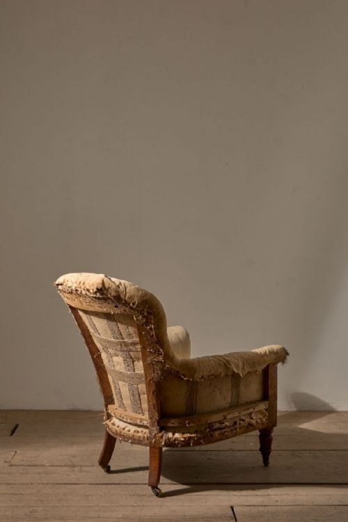 19TH CENTURY ENGLISH COUNTRY HOUSE DEEP SEATED SPOON BACK ARMCHAIR - ADDITIONAL PHOTO 3