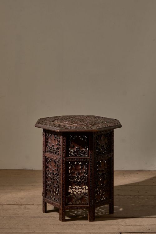 LARGE 19TH CENTURY ANGLO INDIAN PADAUK SIDE TABLE LEAF DESIGN