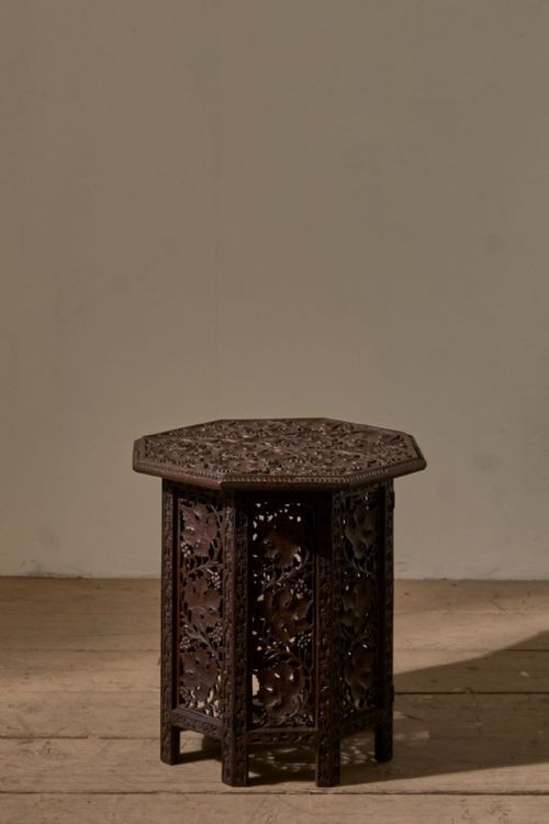 19TH CENTURY ANGLO INDIAN PADAUK SIDE TABLE LEAF DESIGN