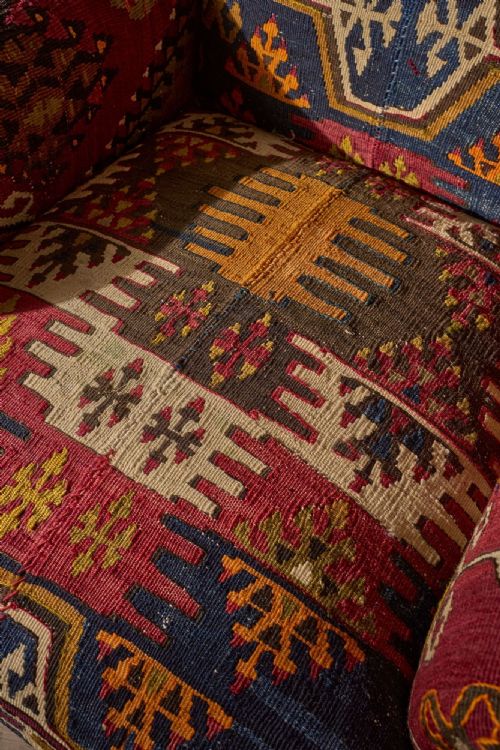 19TH CENTURY ENGLISH COUNTRY HOUSE IN ANTIQUE KILIM UPHOLSTERY - ADDITIONAL PHOTO 6