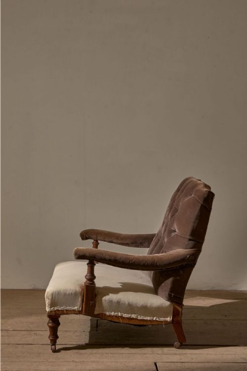 19TH CENTURY HOWARD AND SONS STYLE OPEN ARMCHAIR - ADDITIONAL PHOTO 3