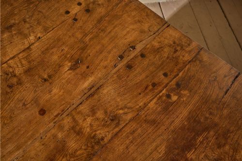 LATE 18TH CENTURY SOLID ELM FARMHOUSE DINING TABLE - ADDITIONAL PHOTO 7
