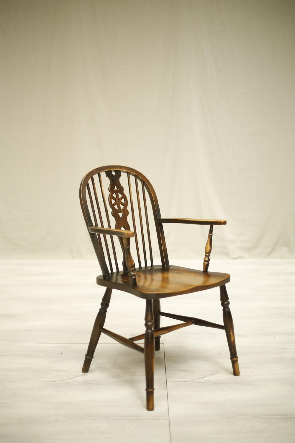 20th century Wheel backed windsor armchair