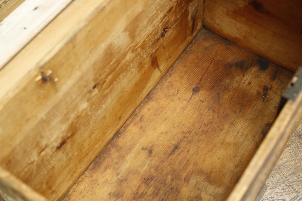 18th century carved Italian box in original paint View VIII