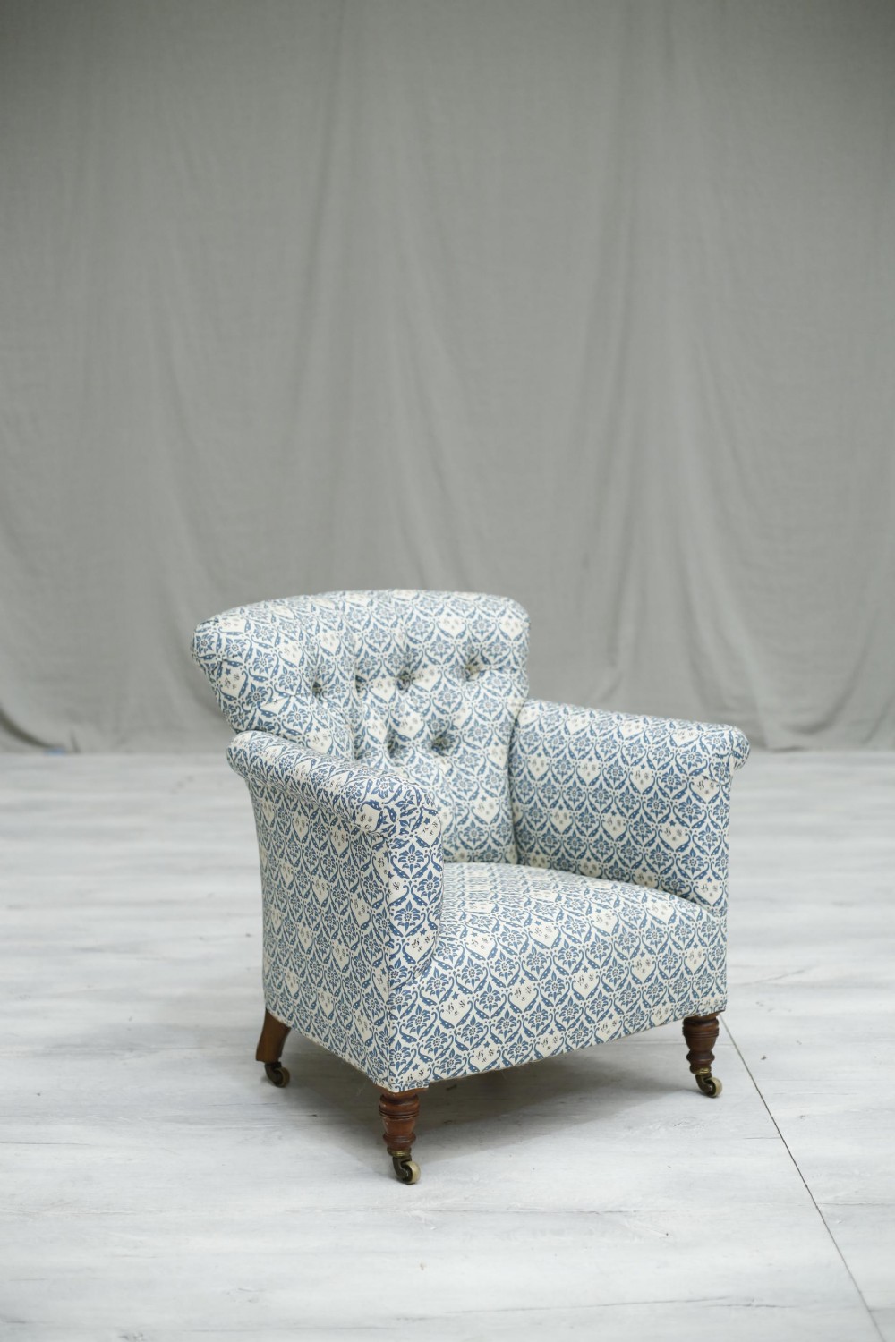 Howard and sons Woodstock country house armchair