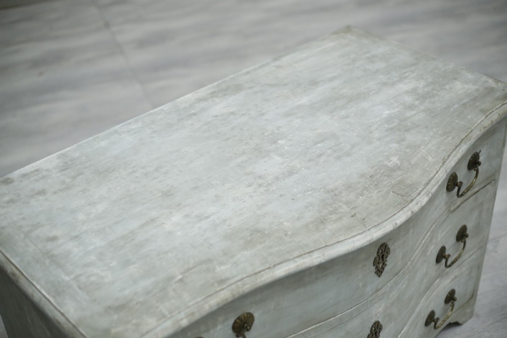 18th century painted Serpentine chest of drawers View IV