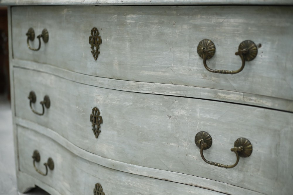 18th century painted Serpentine chest of drawers View VIII