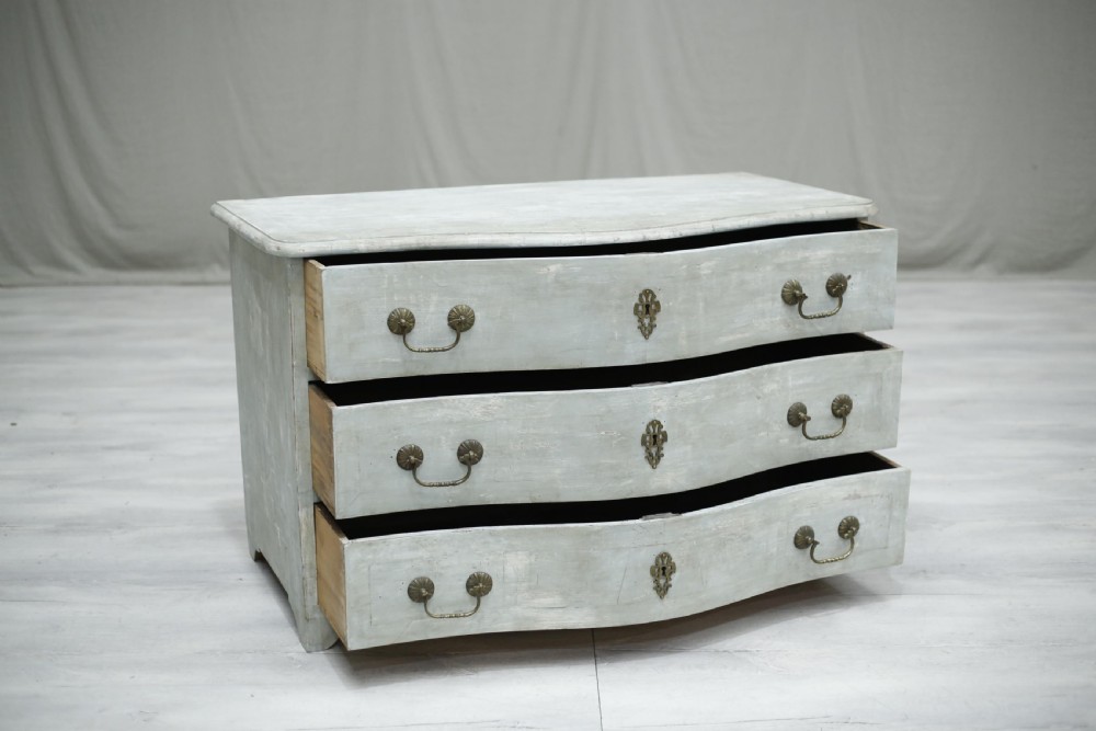 18th century painted Serpentine chest of drawers View X
