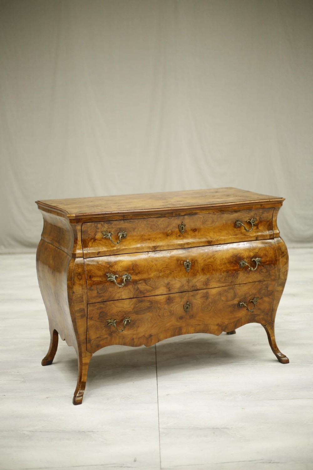 c.1920 Italian burr walnut chest of drawers