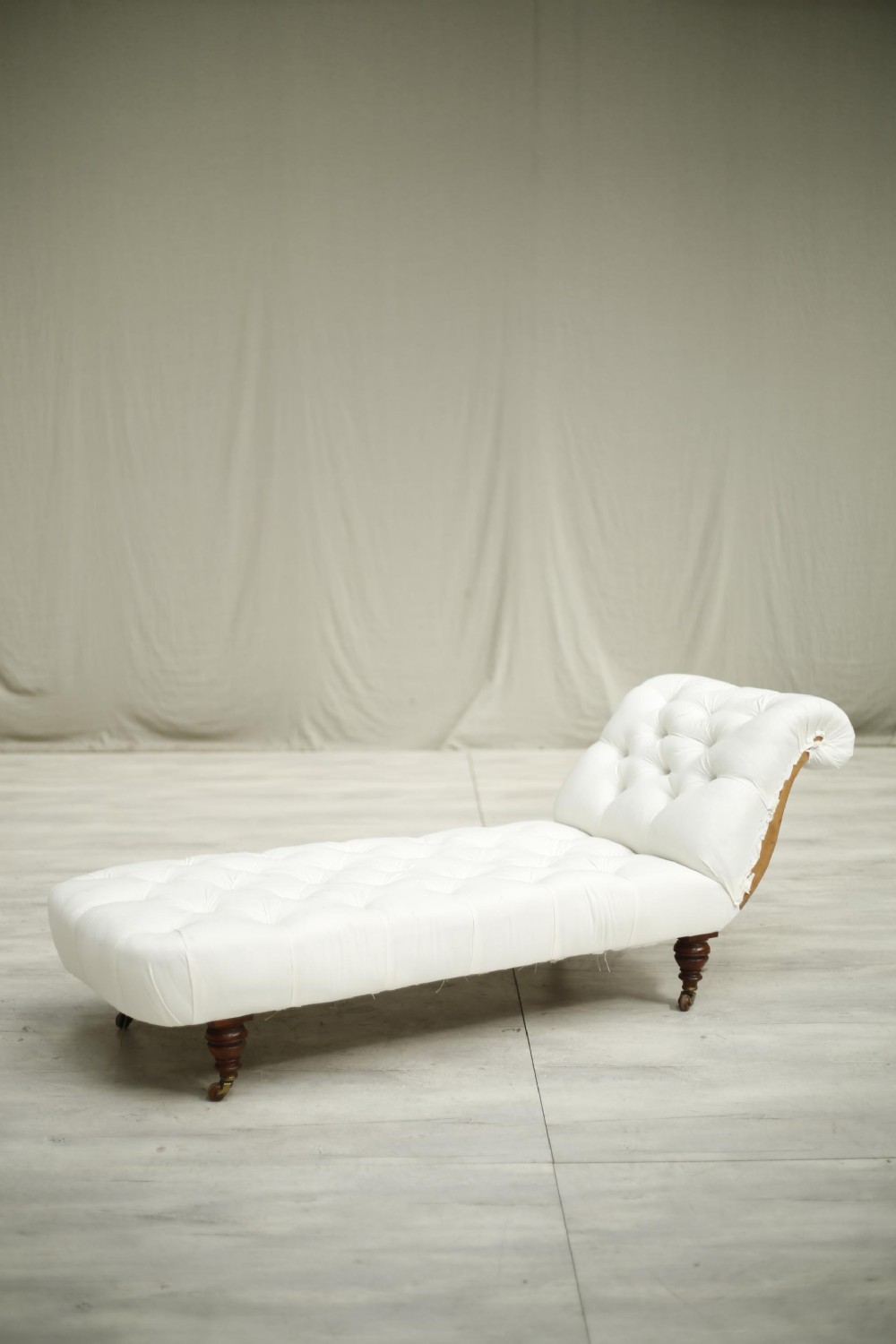 Victorian country house buttoned chaise longue