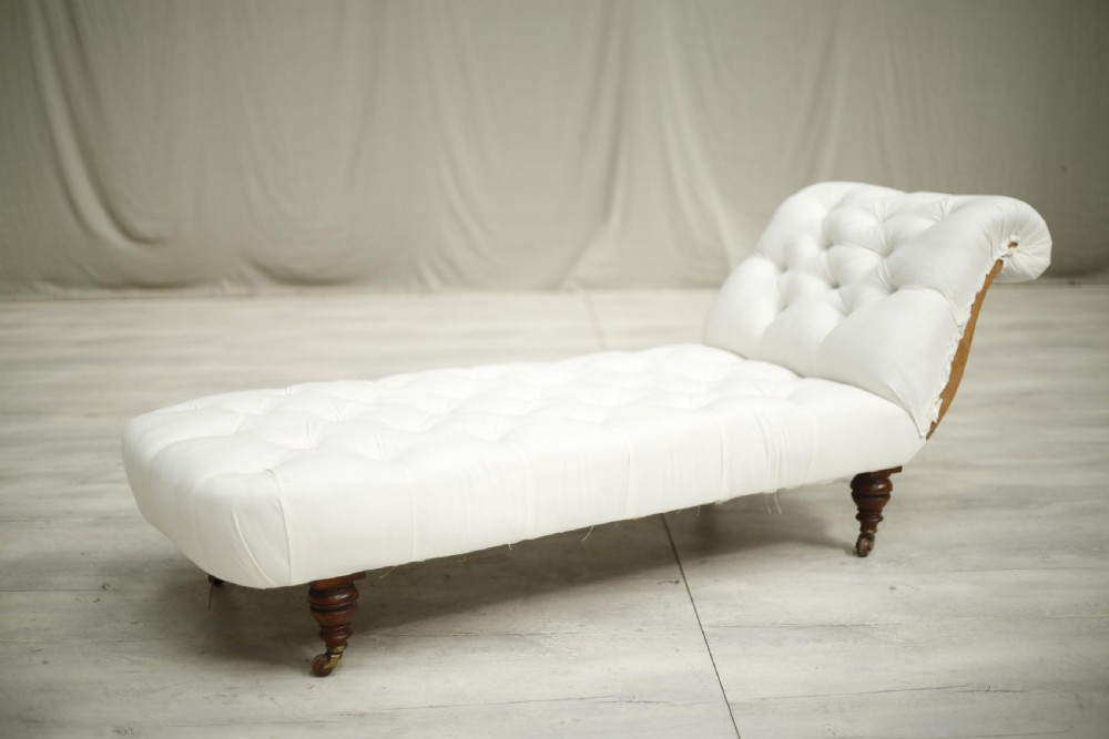 Victorian country house buttoned chaise longue View II