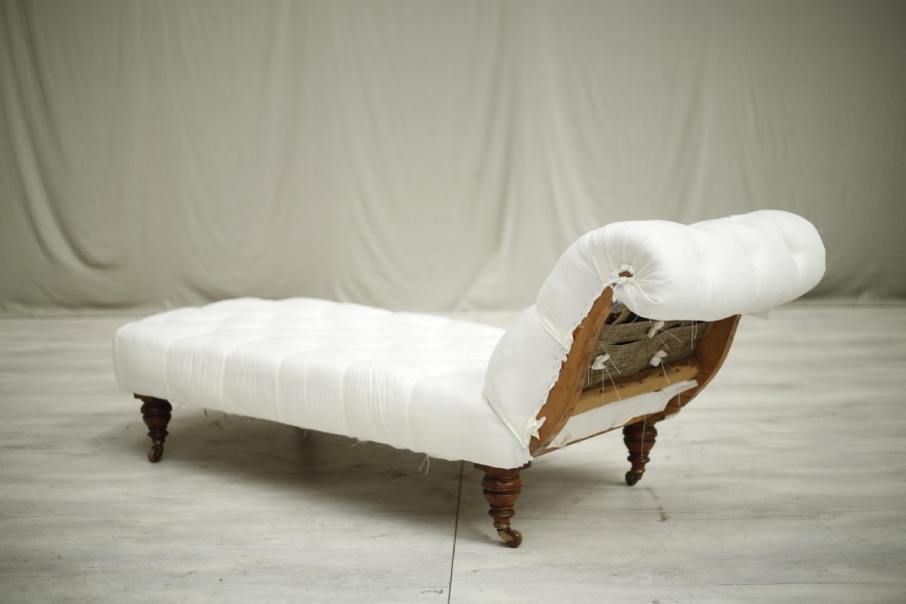 Victorian country house buttoned chaise longue View V